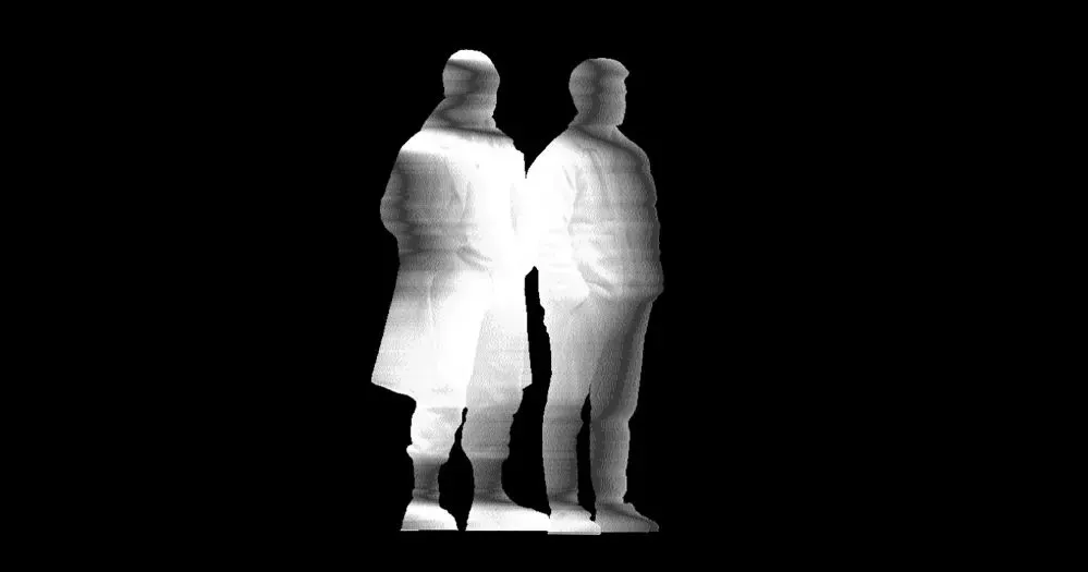 Deux silhouettes blanches sur fond noir parcourues d’une trame altérée.