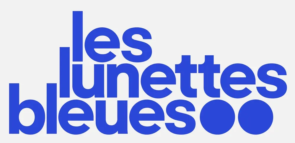 Logotype bleu sur fond blanc, avec chaque mot imbriqué dans l’autre la ligne suivante, le dernier suivi de deux ronds bleus.