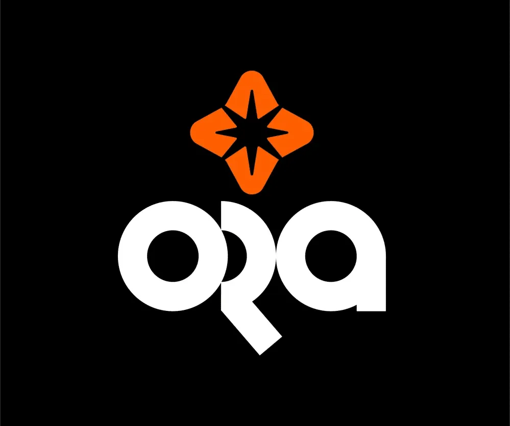 Les lettres ORA en blanc sur fond noir, stylisées de manière géométrique, sous un symbole d’étoile orange.