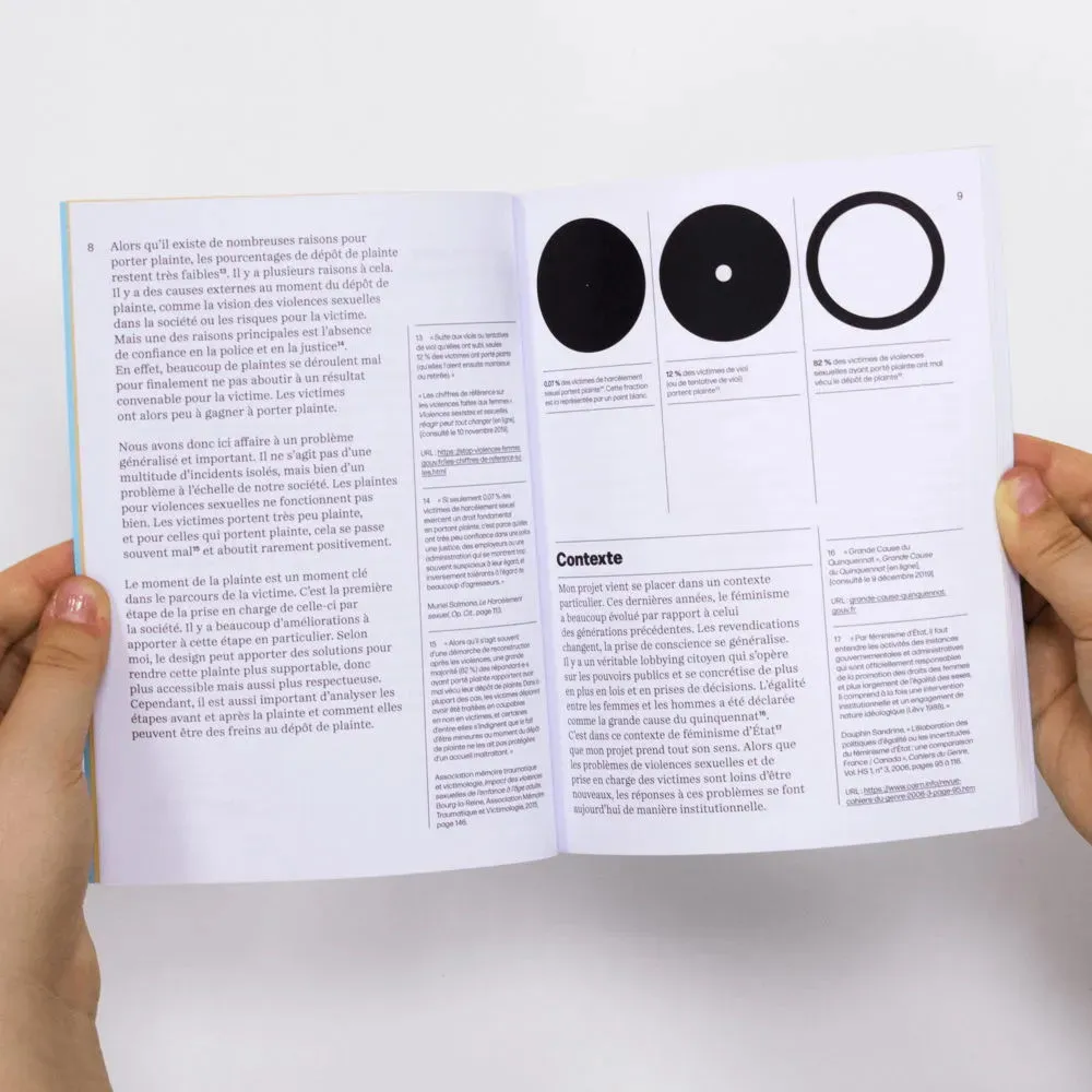 Une double-page comportant des paragraphes, des annotations, ainsi que des graphiques minimalistes