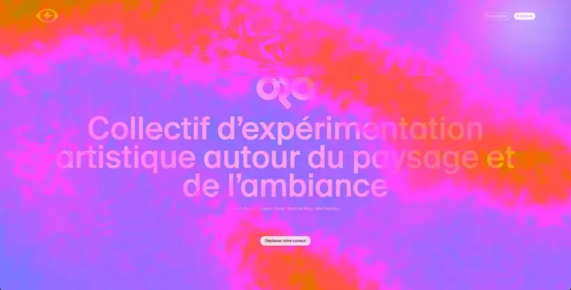 Un site web avec le logotype et une courte description. Le tout sous une nuée de nuances de violet et d’orange, à peu près aléatoire.