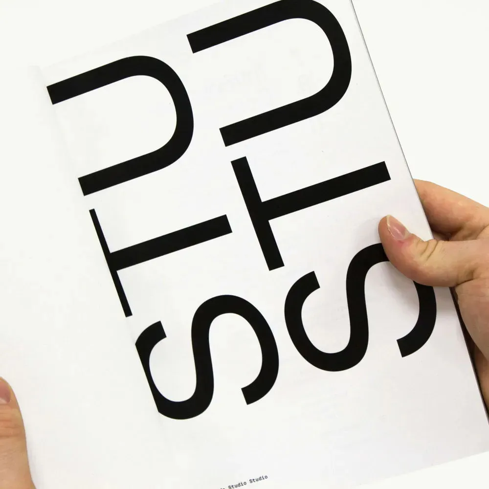 Les lettres "STU" répétées 2 fois en prenant toute la hauteur de la page.