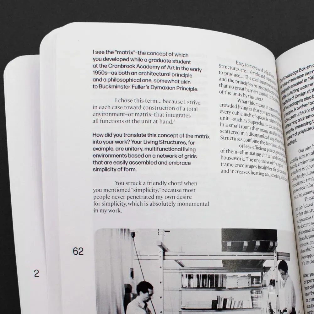 Zoom sur une page d’interview. Les questions sont en gras, les réponses dans une police à empattements. On voit une photo en noir et blanc.