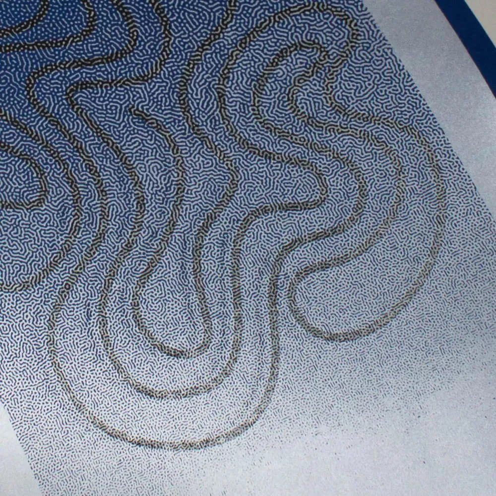 Détail du motif organique argenté, plus ou moins resseré selon les zones, imprimé par dessus le tracé souple de l’encre conductrice