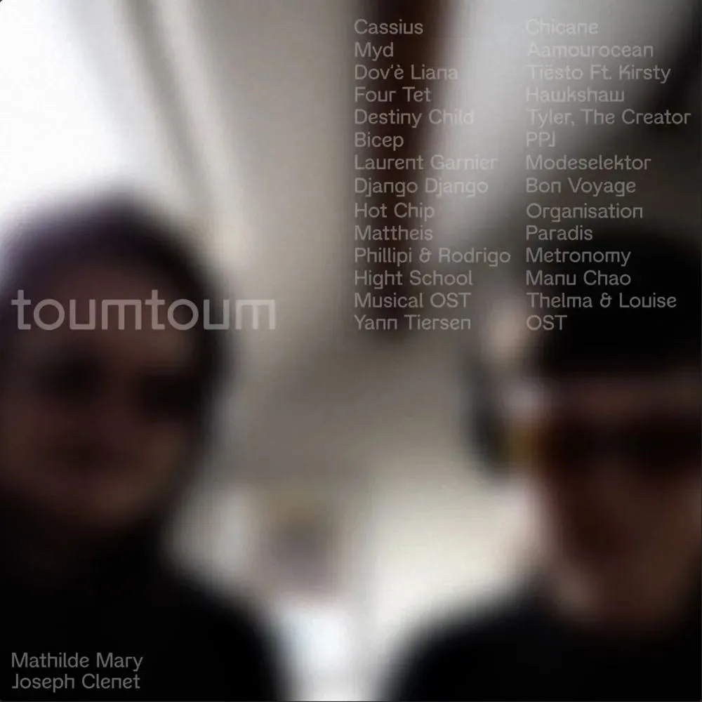 Deux personnes floutées en arrière plan, le titre et la tracklist en transparence au premier plan.