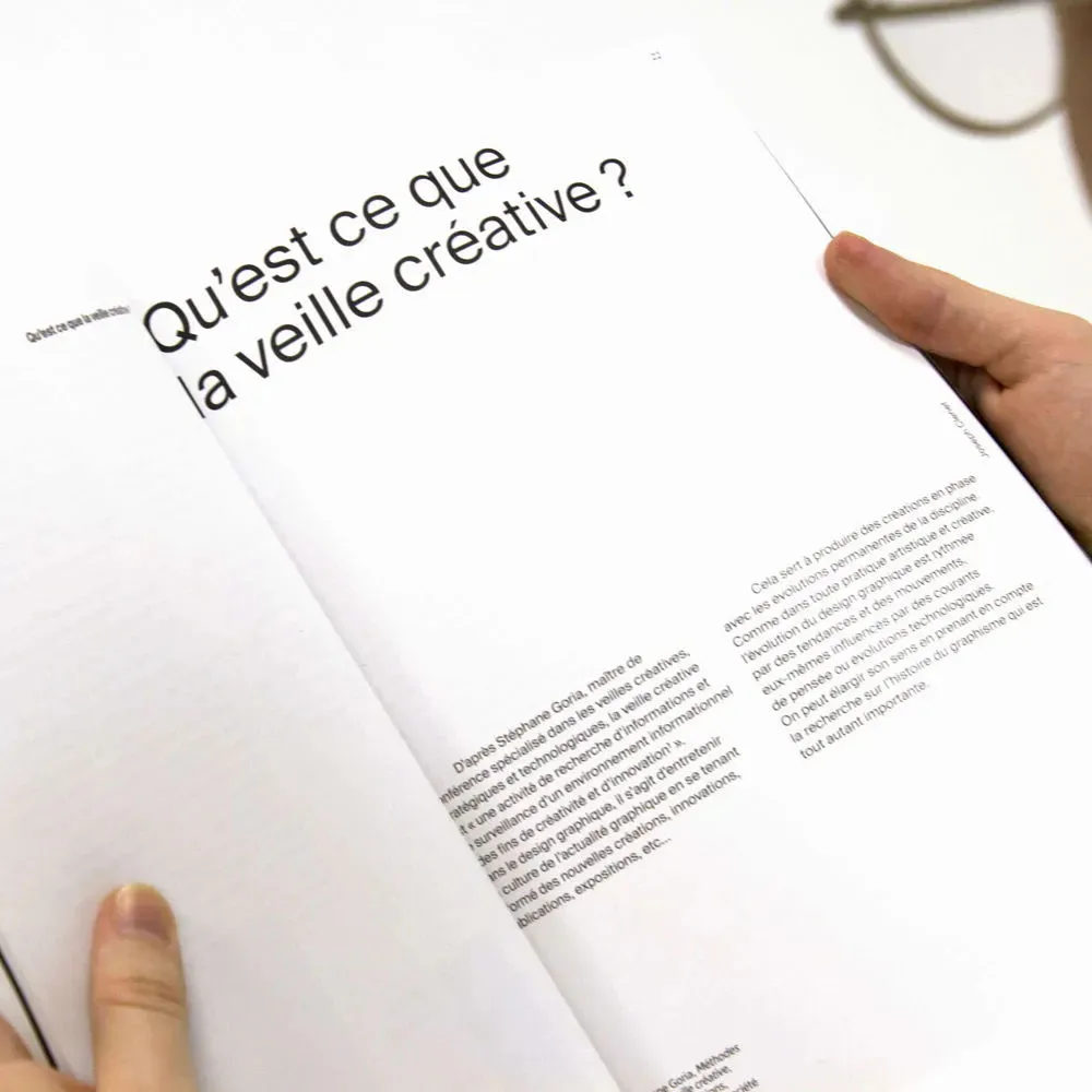 Quelqu’un lisant la page "Qu’est ce que la veille créative".