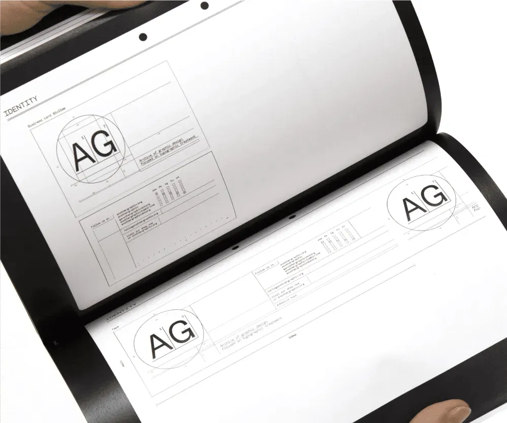 Exemples de composition avec le logo et d’autres contenus sur divers formats.