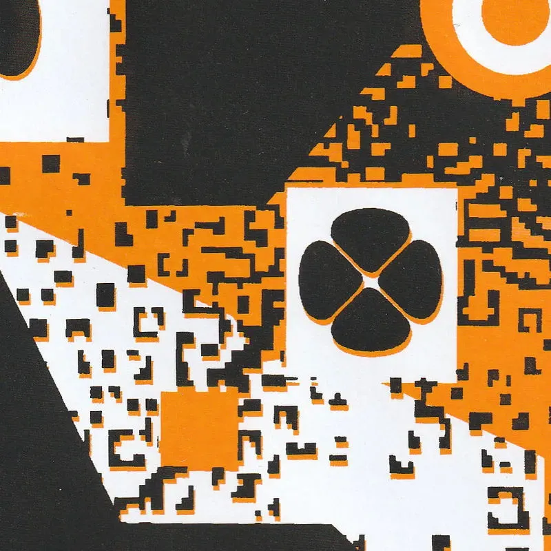 Détail sur un motif géométrique et la trame organique. Un léger décalage est visible entre la couche orange et la couche noire.