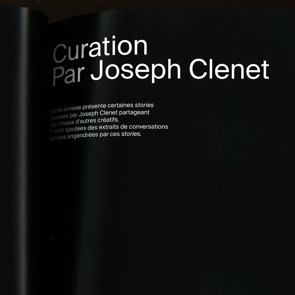 Une page totalement noire avec le texte en blanc : "Curation, par Joseph Clenet", et une courte introduction