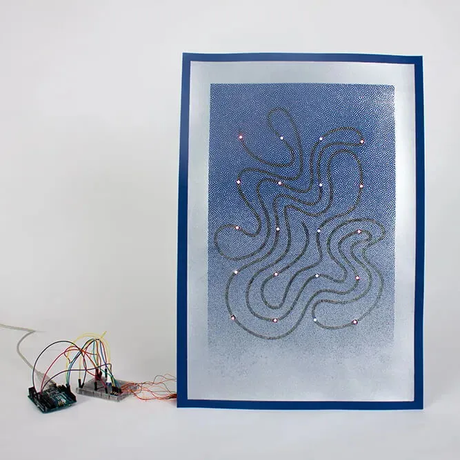 De jour, l’affiche, à côté de son système électronique, reliés par des fils.